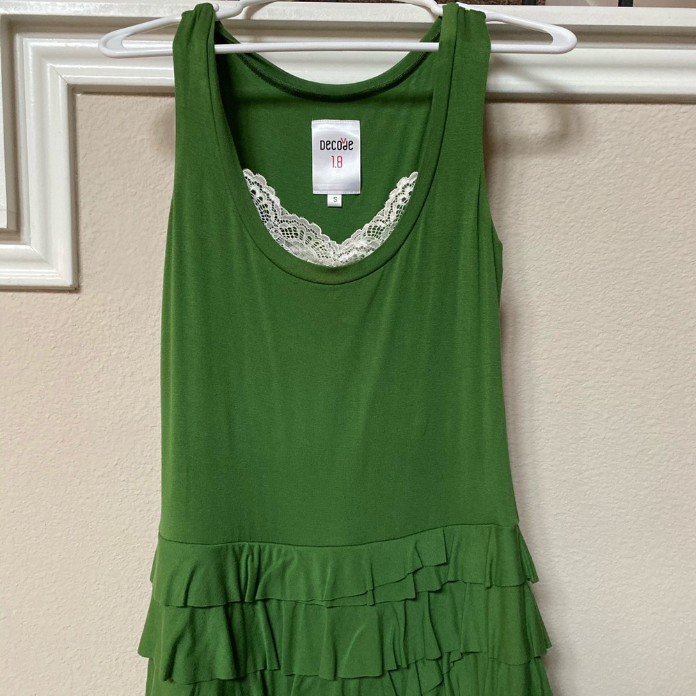 Sleeveless dress with lace details.